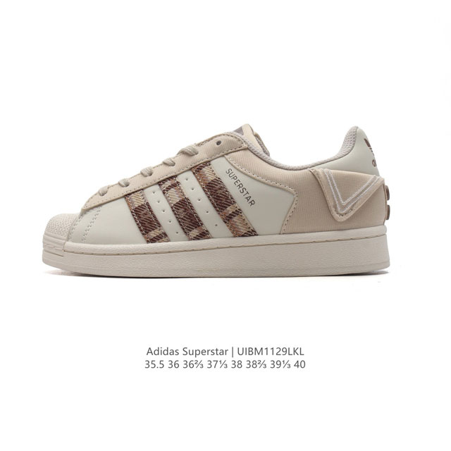 阿迪达斯 新款 Adidas Superstar 三叶草 经典贝壳头系列 新款休闲板鞋潮流女士运动鞋 。鞋面柔软皮革材质 标志性的贝壳鞋头，锯齿三条纹，简约的线