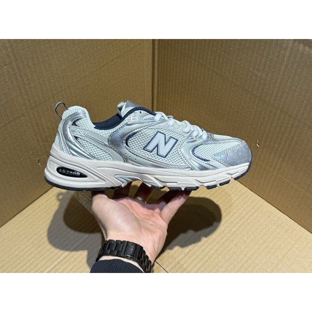 Kz神版特价new Balance Nb530 新百伦复古透气跑步鞋 抛弃过往以皮革为主的人气轮廓 以极具复古风范的跑鞋外观呈现 设计上全鞋以简约清爽的纯白色作