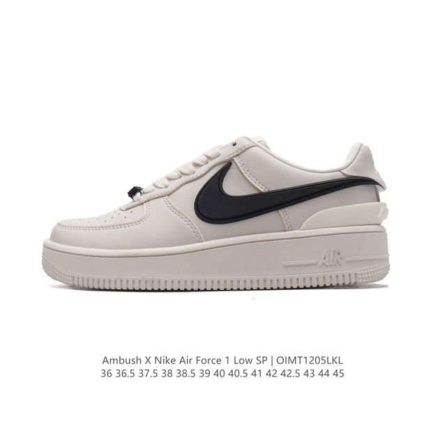 耐克 空军一号 Af1 低帮休闲板鞋 Ambush X Nk Air Force 1'07 Low Sp 空军一号联名标志性的swoosh延伸至鞋跟之外，鞋舌和