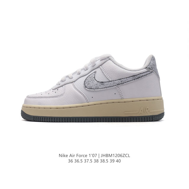 耐克 Nike Air Force 1 '07 Low 空军一号含气垫 小白鞋 低帮百搭厚底增高休闲运动板鞋。柔软、弹性十足的缓震性能和出色的中底设计，横跨复古