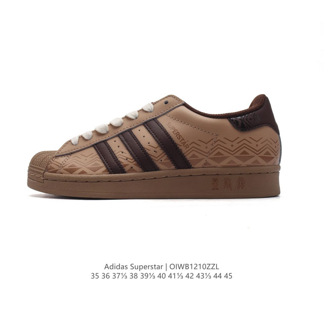 阿迪达斯 新款 Adidas Superstar 三叶草 经典贝壳头系列 新款休闲板鞋潮流男女士运动鞋 。鞋面柔软皮革材质 标志性的贝壳鞋头，锯齿三条纹，简约的