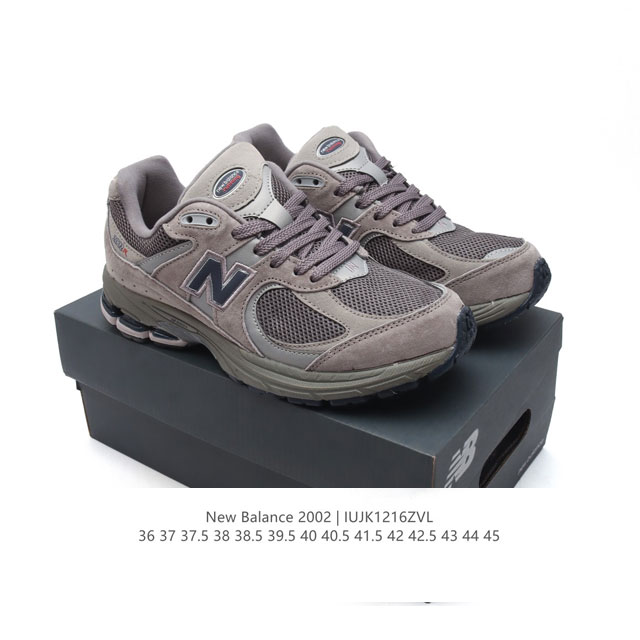 新百伦 New Balance 2002R 跑鞋 男女运动鞋厚底老爹鞋。沿袭了面世之初的经典科技，以 Encap 中底配以升级版 N-Ergy 缓震物料。鞋面则