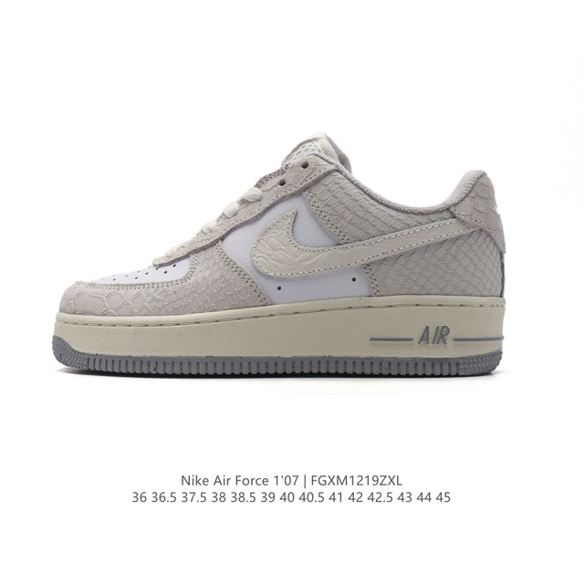 耐克 Nike Air Force 1 '07 Low 空军一号含气垫 小白鞋 低帮百搭厚底增高休闲运动板鞋。柔软、弹性十足的缓震性能和出色的中底设计，横跨复古