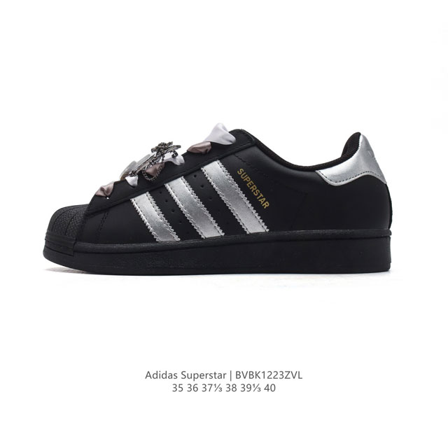 阿迪达斯 新款 Adidas Superstar 三叶草 经典贝壳头系列 新款休闲板鞋潮流女士运动鞋 。鞋面柔软皮革材质 标志性的贝壳鞋头，锯齿三条纹，简约的线