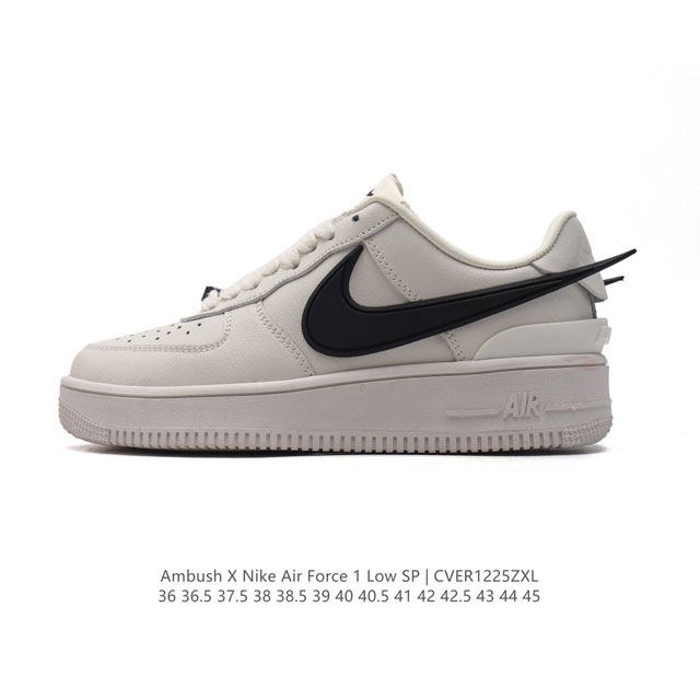 耐克 空军一号 Af1 低帮休闲板鞋 Ambush X Nk Air Force 7 Low Sp 空军一号联名标志性的swoosh延伸至鞋跟之外，鞋舌和鞋垫上