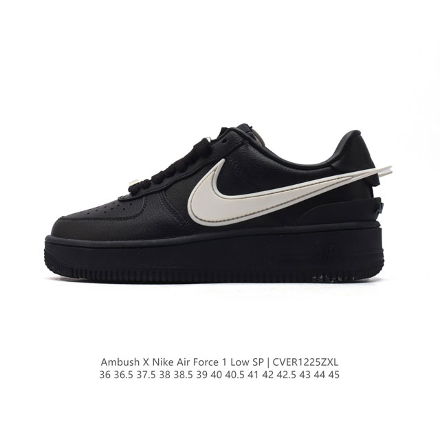 耐克 空军一号 Af1 低帮休闲板鞋 Ambush X Nk Air Force 7 Low Sp 空军一号联名标志性的swoosh延伸至鞋跟之外，鞋舌和鞋垫上