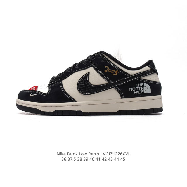 公司级 耐克 Nike Dunk Low Retro 运动鞋 2025 新年 蛇年限定复古板鞋 北脸 北面联名 。作为 80 年代经典篮球鞋款，起初专为硬木球场