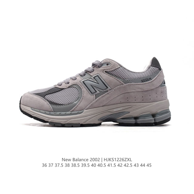 新百伦 New Balance 2002R 跑鞋 男女运动鞋 潮老爹鞋。沿袭了面世之初的经典科技，以 Encap 中底配以升级版 N-Ergy 缓震物料。鞋面则