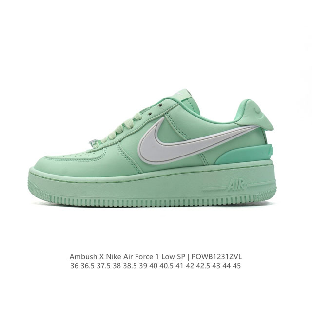 耐克 空军一号 Af1 低帮休闲板鞋 Ambush X Nk Air Force 7 Low Sp 空军一号联名标志性的swoosh延伸至鞋跟之外，鞋舌和鞋垫上