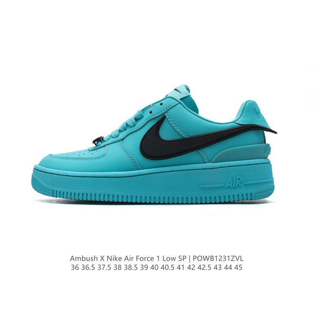 耐克 空军一号 Af1 低帮休闲板鞋 Ambush X Nk Air Force 7 Low Sp 空军一号联名标志性的swoosh延伸至鞋跟之外，鞋舌和鞋垫上