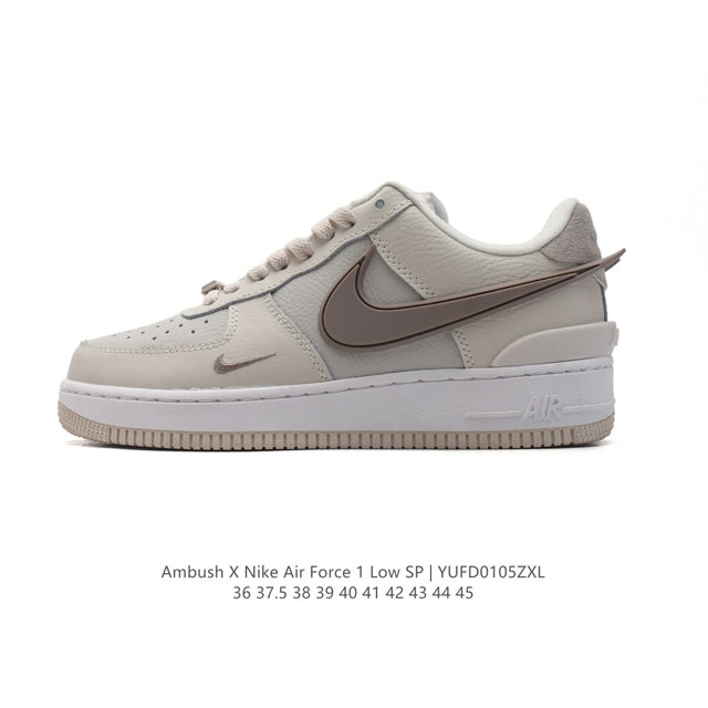 耐克 空军一号 Af1 低帮休闲板鞋 Ambush X Nk Air Force 7 Low Sp 空军一号联名标志性的swoosh延伸至鞋跟之外，鞋舌和鞋垫上