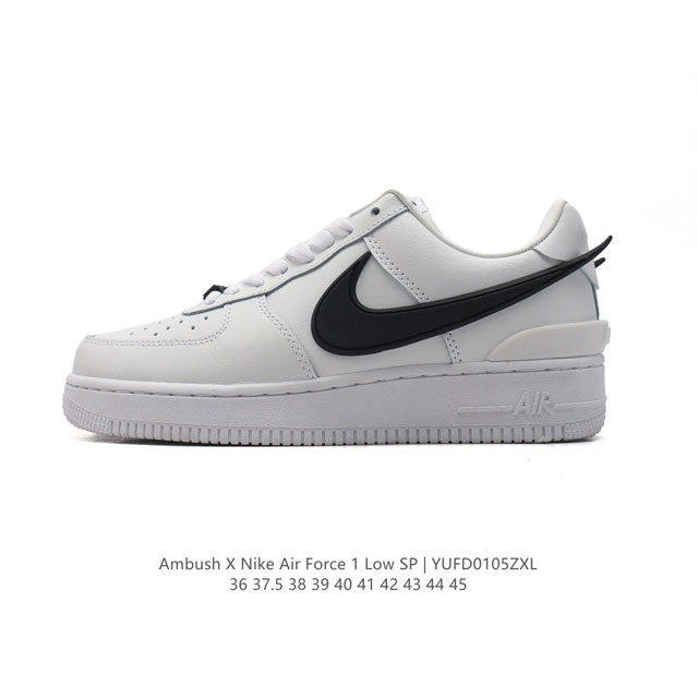 耐克 空军一号 Af1 低帮休闲板鞋 Ambush X Nk Air Force 7 Low Sp 空军一号联名标志性的swoosh延伸至鞋跟之外，鞋舌和鞋垫上