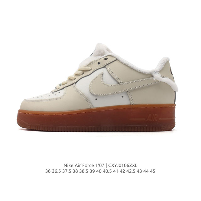 耐克 Nike Air Force 1 '07 Low 空军一号含气垫 低帮百搭厚底增高休闲运动板鞋。柔软、弹性十足的缓震性能和出色的中底设计，横跨复古与现代的