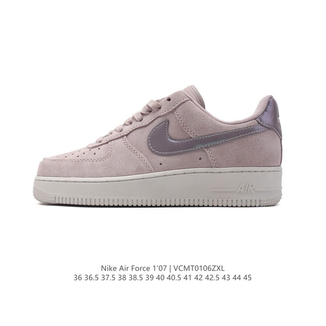 耐克 Nike Air Force 1 '07 Low 空军一号含气垫 低帮百搭厚底增高休闲运动板鞋。柔软、弹性十足的缓震性能和出色的中底设计，横跨复古与现代的