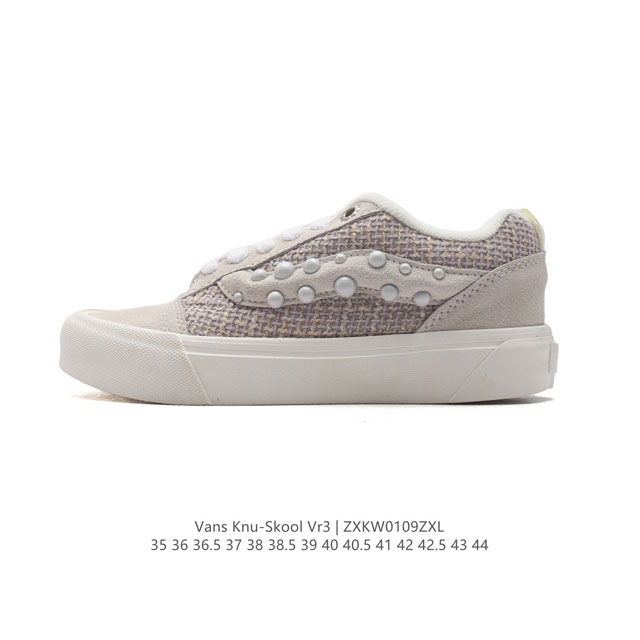 万斯 Vans Knu-Skool Vr3 Lx 面包鞋织物鞋面。坎普尔 茱利安系列低帮复古硫化休闲运动板鞋“肥胖版大logo”要说整个年最为热门的鞋型之一，