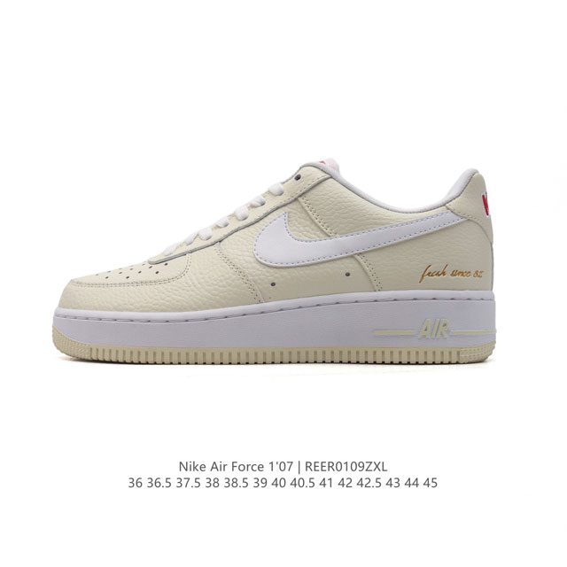 特价 耐克 Nike Air Force 1 '07 Low 空军一号含气垫 小白鞋 低帮百搭厚底增高休闲运动板鞋。柔软、弹性十足的缓震性能和出色的中底设计，横