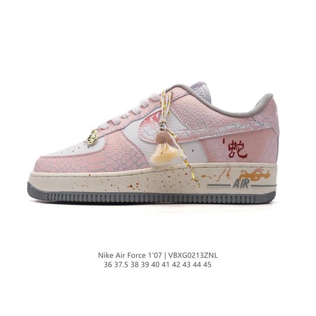 公司级 耐克 Nike Air Force 1 '07 Low 空军一号含气垫 小白鞋 2025年 蛇年新款 低帮百搭厚底增高休闲运动板鞋。柔软、弹性十足的缓震