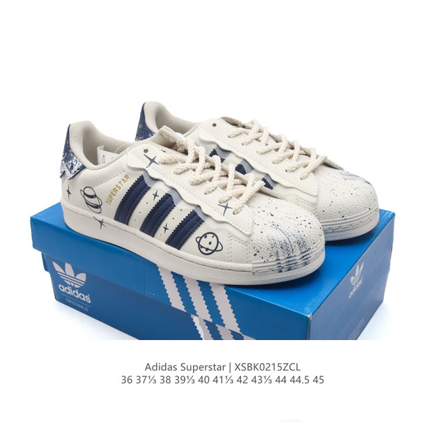 阿迪达斯 Adidas Superstar 三叶草经典贝壳头系列 新款休闲板鞋潮流男女士运动鞋 。鞋面柔软皮革材质 标志性的贝壳鞋头，锯齿三条纹，简约的线条。就