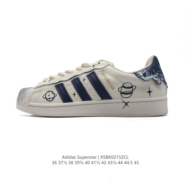 阿迪达斯 Adidas Superstar 三叶草经典贝壳头系列 新款休闲板鞋潮流男女士运动鞋 。鞋面柔软皮革材质 标志性的贝壳鞋头，锯齿三条纹，简约的线条。就