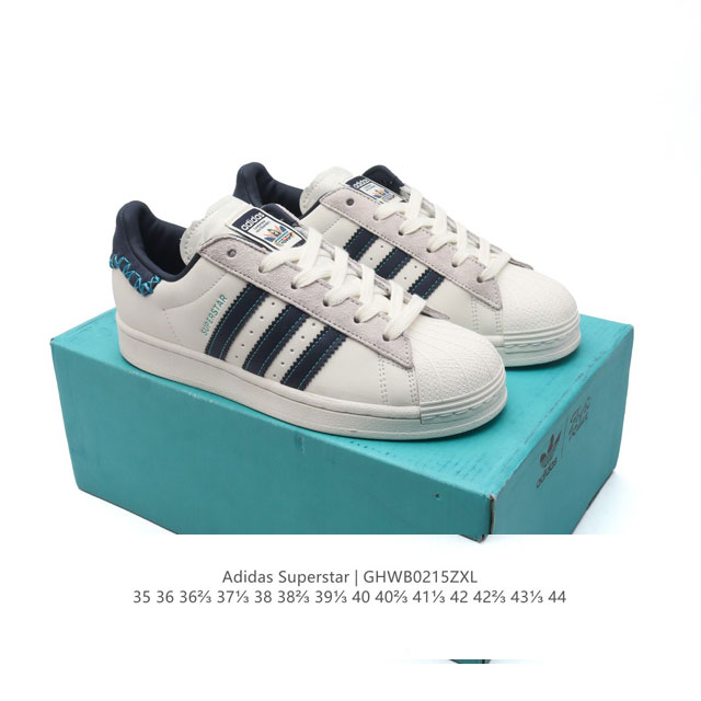 阿迪达斯 Adidas Superstar 三叶草经典贝壳头系列 新款休闲板鞋潮流男女士运动鞋 。鞋面柔软皮革材质 标志性的贝壳鞋头，锯齿三条纹，简约的线条。就