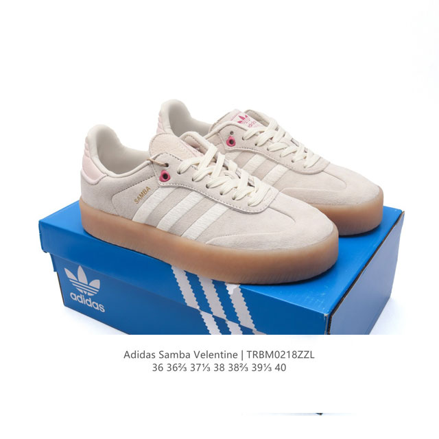 Adidas 阿迪达斯 男女同款运动鞋 三叶草Samba Velentine 休闲鞋 德训鞋 复古板鞋经典运动鞋。一款阿迪达斯的Samba面包鞋，该鞋具有厚实的