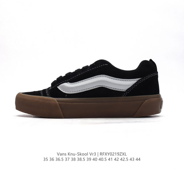 万斯 Vans Knu-Skool Vr3 Lx 面包鞋皮革鞋面。坎普尔 茱利安系列低帮复古硫化休闲运动板鞋“肥胖版大Logo”要说整个年最为热门的鞋型之一，