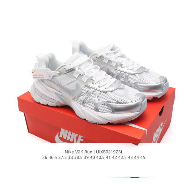 公司级 Nike 耐克 V2K Run 减震防滑 复古低帮运动跑步鞋 超火复古跑鞋，采用太空革组合呼吸网眼布鞋面材质，搭载正确4层组合底模，嵌入Tpu加固稳定模