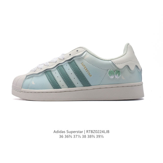 阿迪达斯 Adidas Superstar 三叶草经典贝壳头系列 新款休闲板鞋潮流女士运动鞋 。鞋面柔软皮革材质 标志性的贝壳鞋头，锯齿三条纹，简约的线条。就连