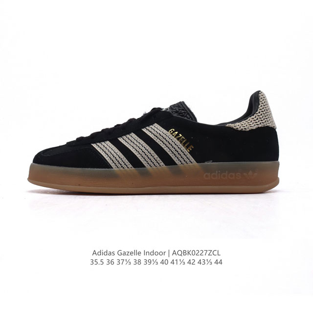 阿迪达斯 Adidas Originals Gazelle Indoor复古三叶草防滑透明橡胶板鞋经典运动鞋。这款经典鞋,忠于原版设计,缀撞色三条纹和鞋跟饰片。