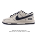 耐克 Nike Dunk Low Retro 运动鞋复古滑板鞋。作为 80 年代经典篮球鞋款，起初专为硬木球场打造，后来成为席卷街头的时尚标杆，现以经典细节和复
