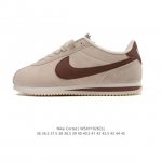 Nike Classic Cortez Nylon 耐克阿甘鞋男女子运动鞋。秉承元年款经典风格，糅合防水鞋面设计，令双足保持干爽舒适。防水锦纶鞋面强势抵御风雨侵