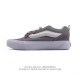 130 万斯 Vans Knu-Skool Vr3 Lx 面包鞋皮革鞋面。坎普尔·茱利安系列低帮复古硫化休闲运动板鞋“肥胖版大Logo”要说整个2023年最为热