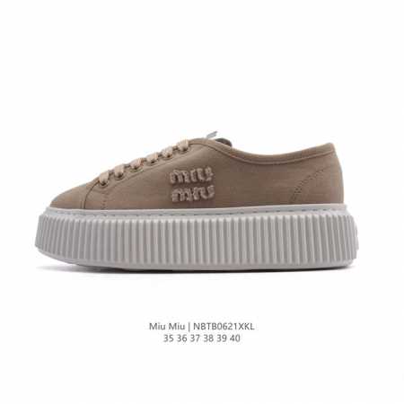新品公司级 Miumiu厚底增高运动板鞋，时尚舒适之选！缪缪 Miumiu 的厚底松糕跟帆布鞋，以其卓越的品质和时尚感，成为了时尚达人们的宠儿。这款鞋子采用高品 - 点击图像关闭