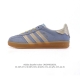 160 阿迪达斯 Adidas Originals Gazelle Indoor复古三叶草防滑透明橡胶板鞋经典运动鞋。这款经典鞋,忠于原版设计,缀撞色三条纹和鞋