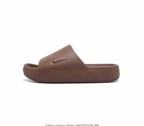 耐克 Nike Calm Slide 经典运动拖鞋时尚厚底增高男女一字拖鞋 拖鞋的外观十分吸引人 融合了舒适与时尚的元素 延续了简约独特的美学风尚 一体式的设计