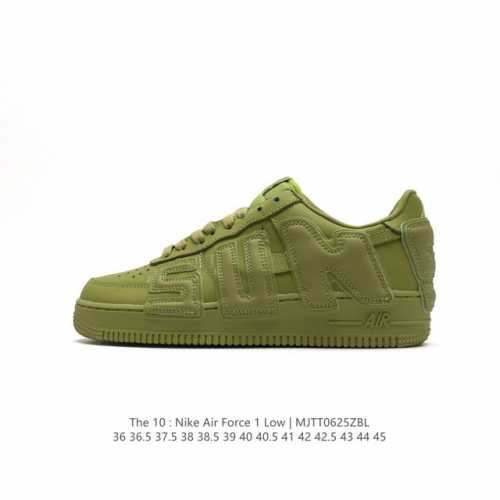 耐克 Nk Air Force 1'07 Low 联名款 3M反光 空军一号低帮休闲板鞋 ，鞋款鞋身以一袭浅绿色为主调，搭配皮革材质打造。外侧分别饰有 SUN