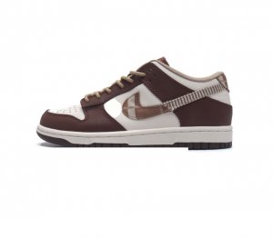 真标 耐克 Nike Dunk Low 运动鞋复古滑板鞋 尽情迈步 彰显个性风采 采用天然皮革 经久耐穿 塑就如元年款 Dunk 般的复古质感 鞋头透气孔 搭配