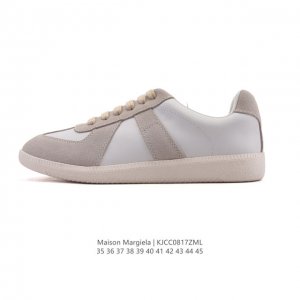 公司级 Maison Martin Margiela 马丁 马吉拉 德训休闲板鞋。牛皮革柔软细腻的特点与麋鹿皮的绒毛质感相结合，使其既有超高的柔软舒适度，又同时