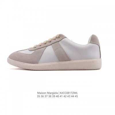 公司级 Maison Martin Margiela 马丁 马吉拉 德训休闲板鞋。牛皮革柔软细腻的特点与麋鹿皮的绒毛质感相结合，使其既有超高的柔软舒适度，又同时