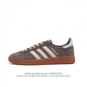 阿迪达斯 Adidas Handball Spezial 三叶草学院风复古休闲板鞋 德训鞋 橡胶底柔软皮革经典运动鞋板鞋。圆头、缝合拼接设计、正面绑带、鞋舌部位