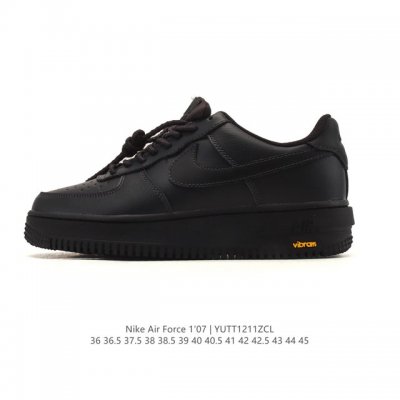 耐克 Nike Air Force 1 '07 Low 空军一号含气垫 低帮百搭厚底增高休闲运动板鞋。柔软、弹性十足的缓震性能和出色的中底设计，横跨复古与现代的