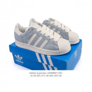真标 阿迪达斯 Adidas Superstar 2025年新款鞋子 蛇年新款经典贝壳头系列 新款休闲板鞋潮流女士运动鞋。鞋面柔软皮革拼接材质 标志性的贝壳鞋头
