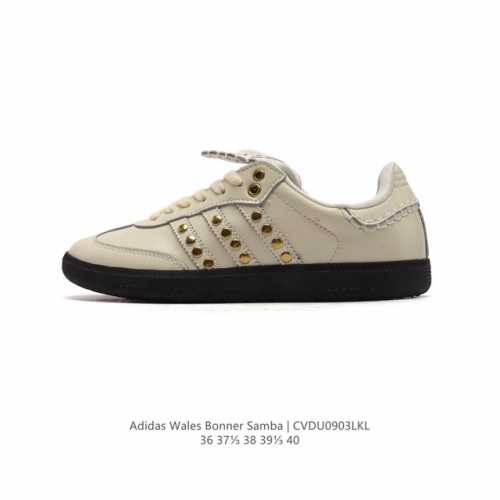 特价 阿迪达斯 德训鞋 经典复古低帮休闲运动慢跑鞋wales Bonner X Adidas 全新秋冬系列联名鞋款 经典运动板鞋。该鞋超大鞋舌采用皮革制成，含别