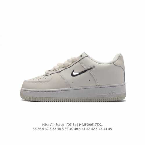耐克 Nike Air Force 1 '07 Low 空军一号含气垫 低帮百搭厚底增高休闲运动板鞋。柔软、弹性十足的缓震性能和出色的中底设计，横跨复古与现代的