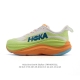 Hoka One One Skyflow 匠心独运的运动跑鞋 厚底增高老爹鞋 Hoka Skyflow 采用了精致的纱架提花鞋面，缔造出一种宛如量身定制般的贴合