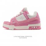 Lv Skate Sneaker 路易威登 2025年新款运动板鞋 蛇年限定 春夏秀场初次亮相，此次以粒面牛皮革焕新呈现。加垫鞋领和鞋舌援引滑板鞋设计，科技鞋带