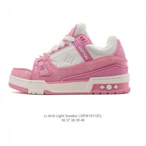 Lv Skate Sneaker 路易威登 2025年新款运动板鞋 蛇年限定 春夏秀场初次亮相，此次以粒面牛皮革焕新呈现。加垫鞋领和鞋舌援引滑板鞋设计，科技鞋带