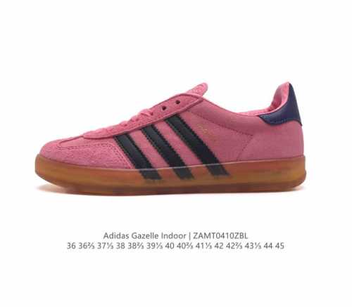 阿迪达斯 Adidas Originals Gazelle Indoor 复古三叶草防滑透明橡胶板鞋经典运动鞋。这款经典鞋,忠于原版设计,缀撞色三条纹和鞋跟饰片
