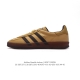 阿迪达斯 Adidas Originals Gazelle Indoor复古三叶草防滑透明橡胶板鞋经典运动鞋。这款经典鞋,忠于原版设计,缀撞色三条纹和鞋跟饰片。