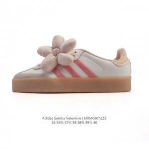 Adidas 阿迪达斯 女款运动鞋 三叶草Samba Velentine 休闲鞋 德训鞋 大花朵 复古板鞋经典运动鞋。一款阿迪达斯的Samba面包鞋，该鞋具有厚